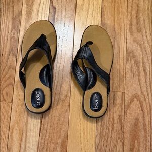 b.o.c. Women's Black and Tan Sandals
